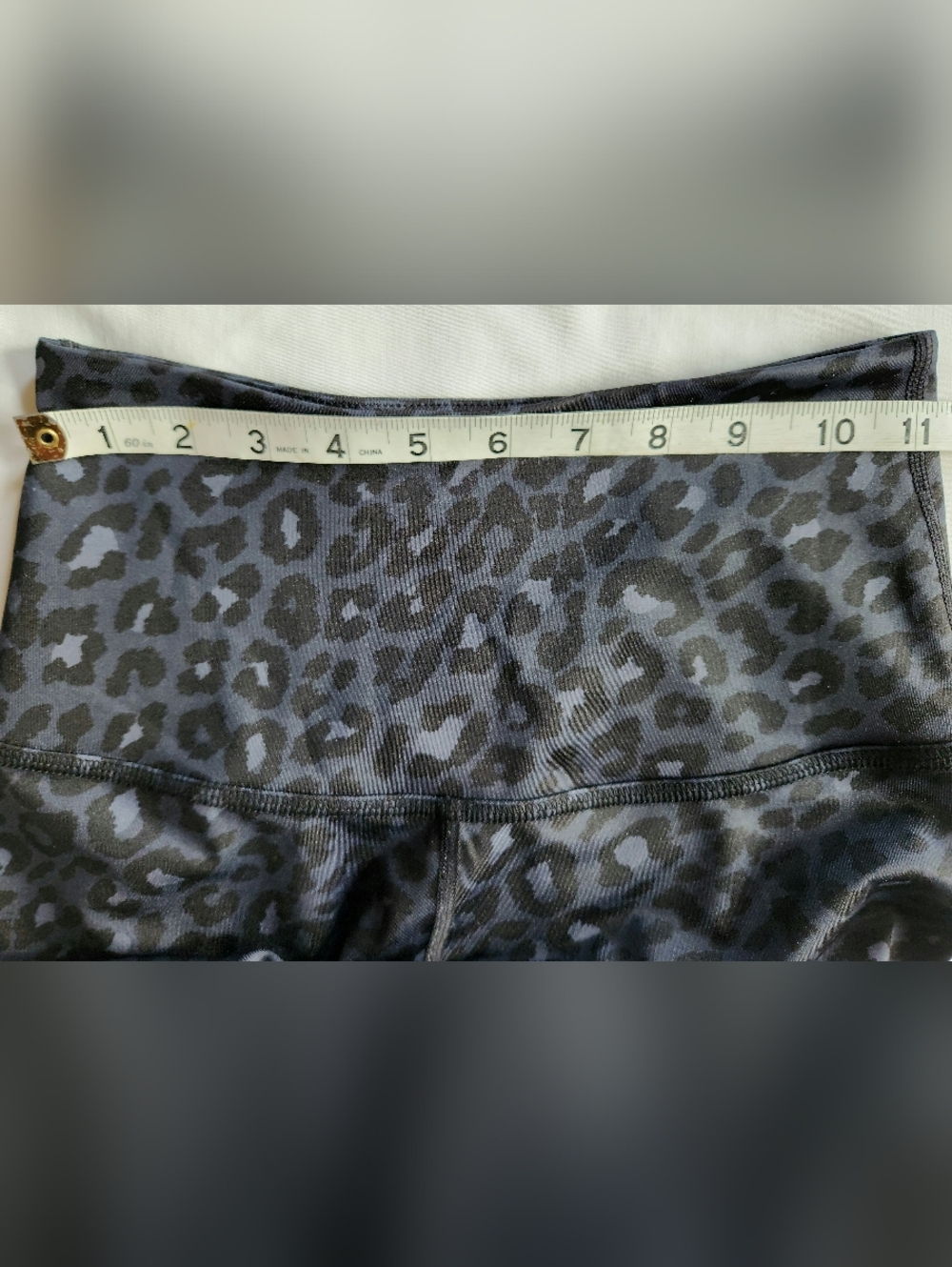Beyond Yoga Olympus Leopard High Waisted Midi Leggings Gray Black Animal Size S - Picture 8 of 8